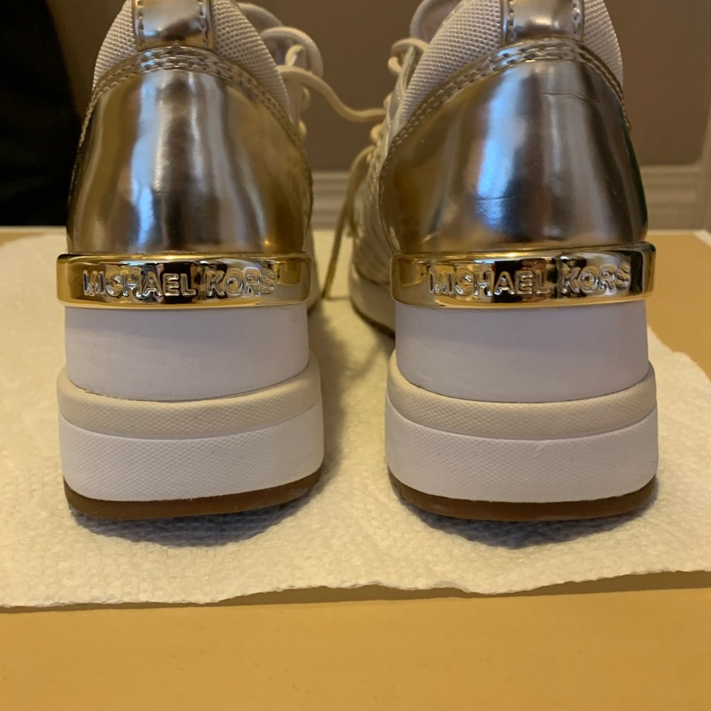 Michael korrs shoes size 6